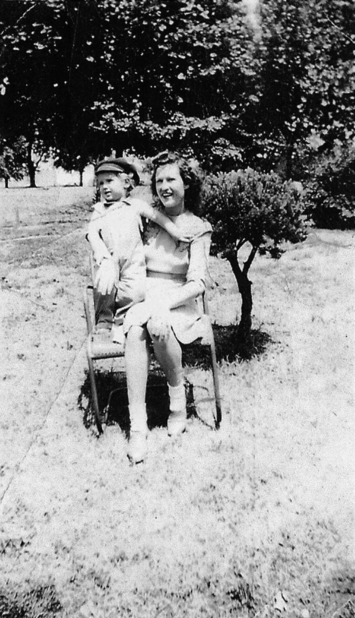 A young Dee Dee with his mother, Thelma Stancil Pipkin, in 1940.